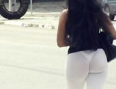 Calcinha marcando gostosa de calça branca