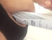 Gay enfiando coisas no cu
