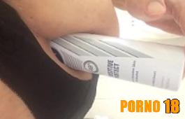 enfiando coisas no cuzinho amador